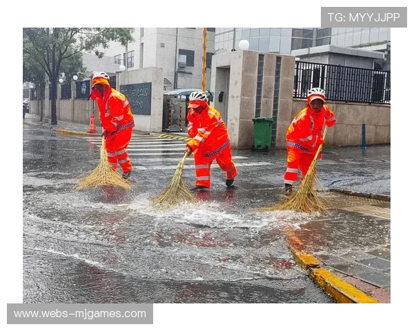 暴雨致比赛中断一小时，工作人员紧急清理积水